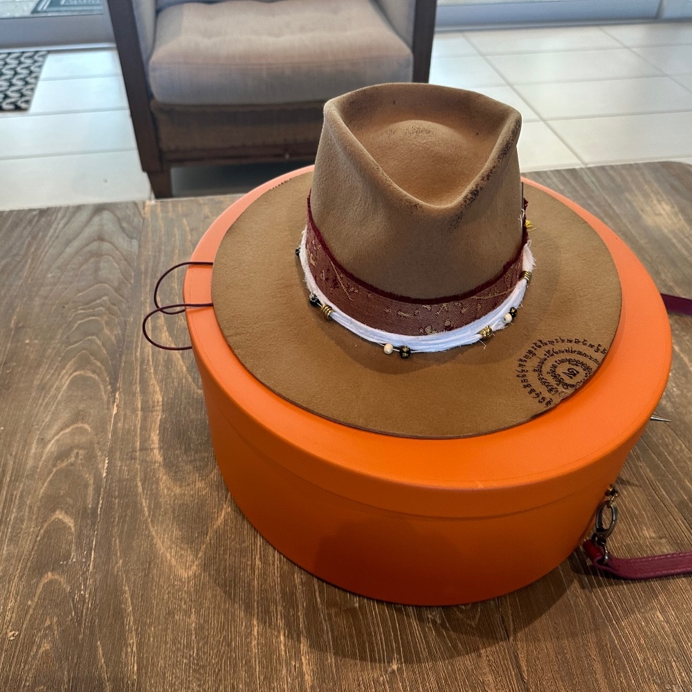 Alejandro Mateo hat